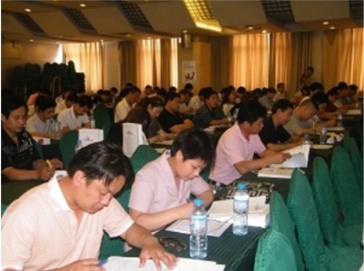 20090619172233客戶認(rèn)真聆聽，并用筆記載著這精彩的內(nèi)容 2